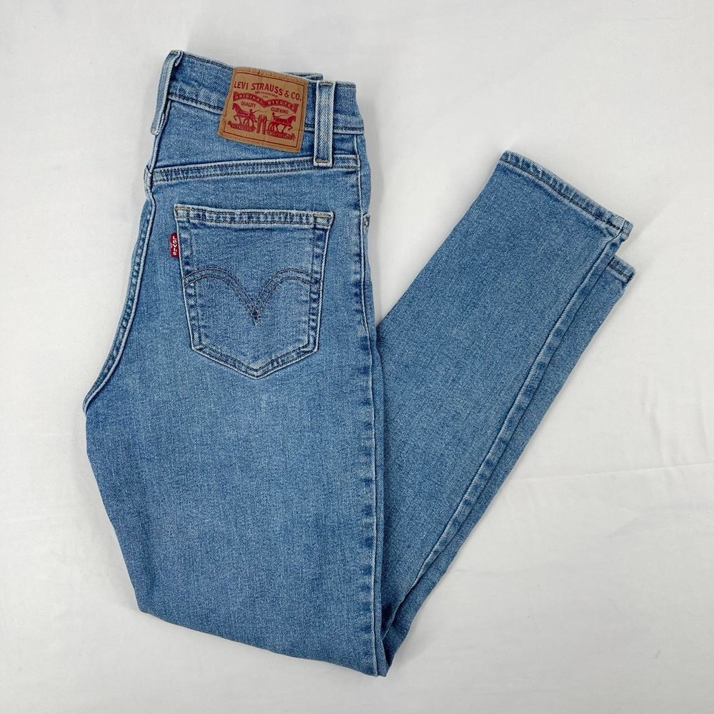 Levi's Women's High Rise Mom Jeans Distressed Ripped 26 Retro Stone Wash Casual